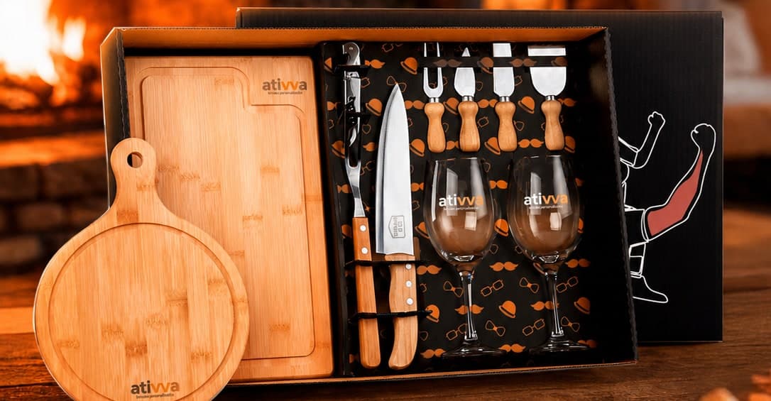 Kit Queijo, Churrasco e Vinho da Ativva com tábuas de bambu, facas, saca-rolhas e duas taças personalizadas