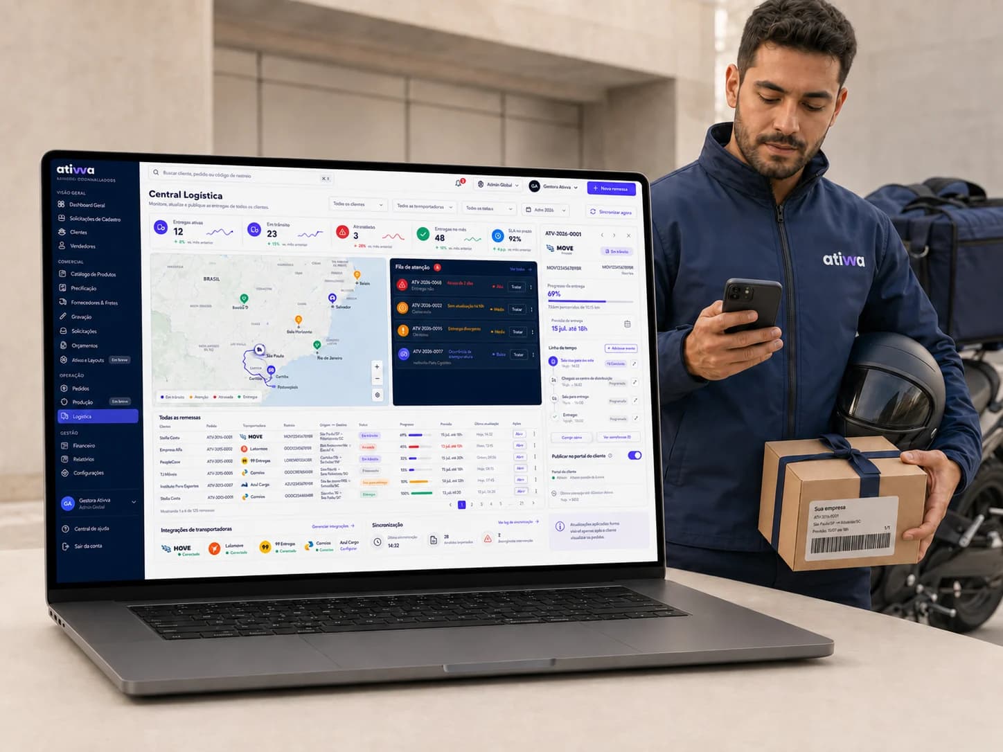 Central Logística da Ativva: laptop com o painel de entregas e entregador ativva com a caixa